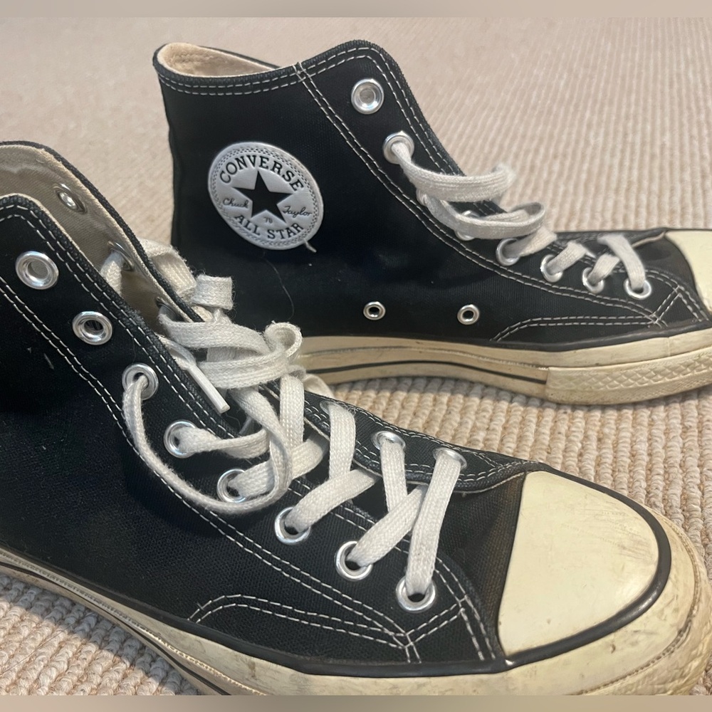 Converse Black and White High-Tops, sz 9